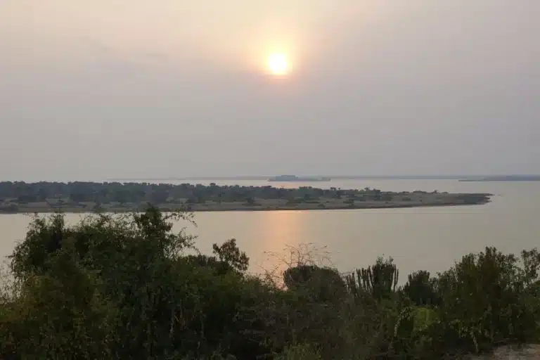Zonsondergang boven het landschap van Oeganda