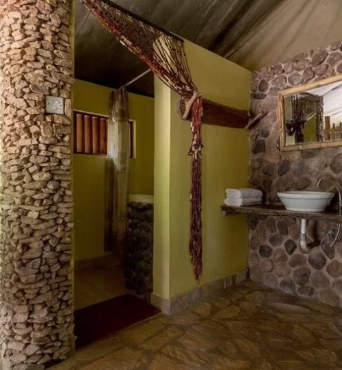 Kibale-Forest-Camp-Safari-Tent-badkamer