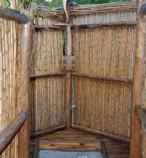 enjojo-lodge-buiten-douche